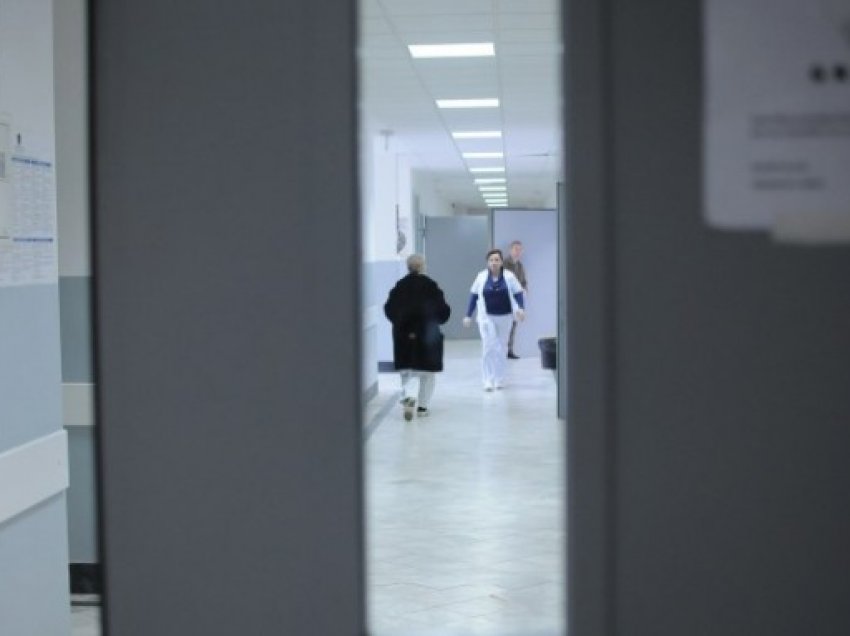 ​Sulmohet një punëtor i spitalit të Mitrovicës, protestohet pas pak