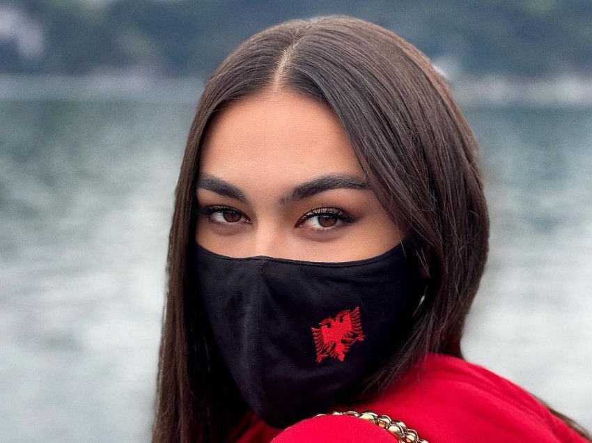 Adrola Dushi pozon me maskën me shqiponjë: Shqiptarët janë raca më e bukur