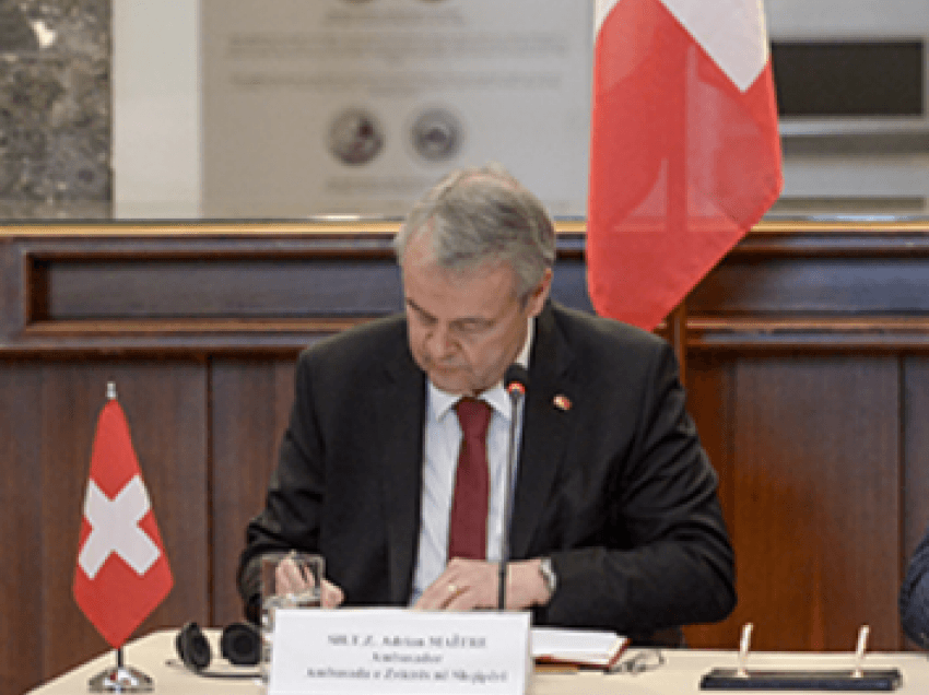 Ambasadori zviceran në Tiranë takon ministren e arsimit/ Zvicra e gatshme të ndihmoj arsimin shqip