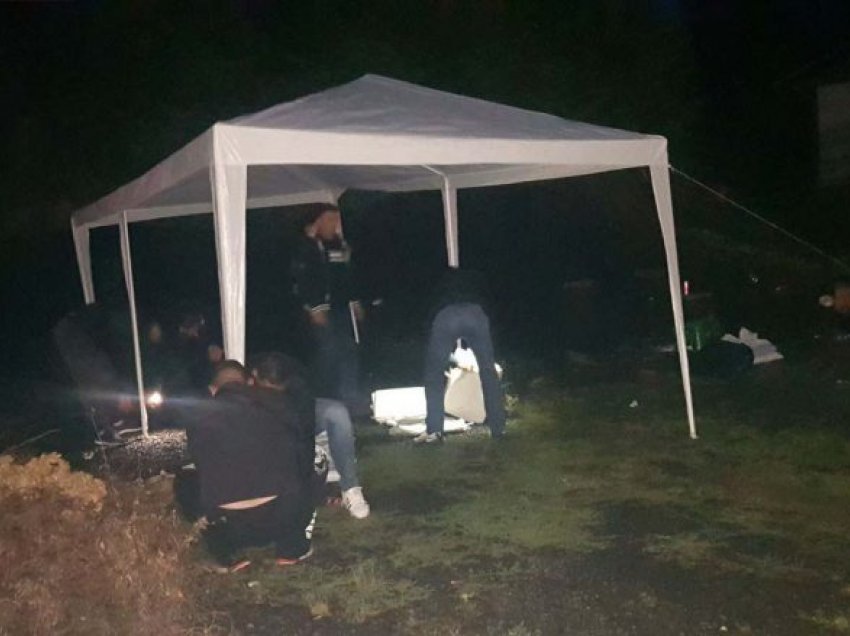 Protestuesit serbë vendosin tenda në afërsi të Jarinjes