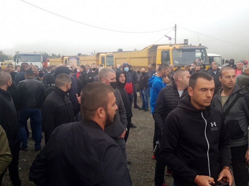 ​Qytetarët bllokojnë rrugët në drejtim të Bërnjakut dhe Jarinjës, ROSU u kërkon atyre të shpërndahen