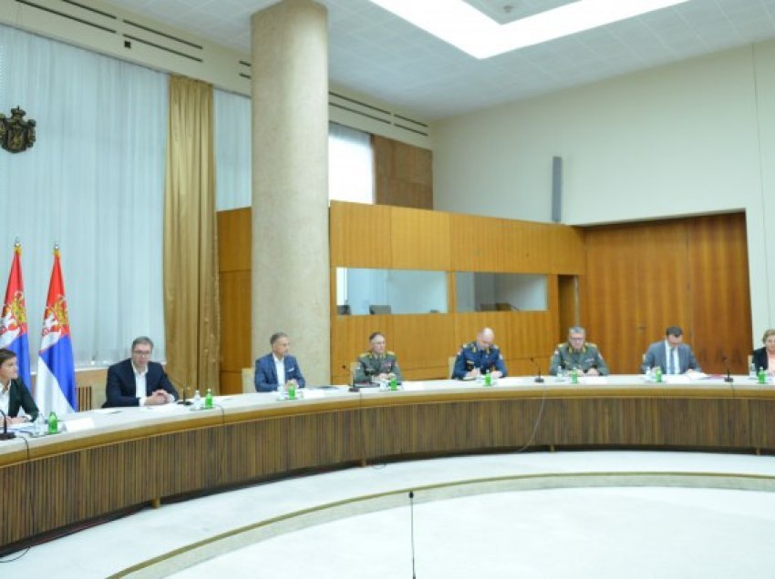 Publikohen fotot nga seanca e Këshillit të Sigurisë Kombëtare: Ushtarakët serb në hall të madh, Vuçiq shfaqet i...