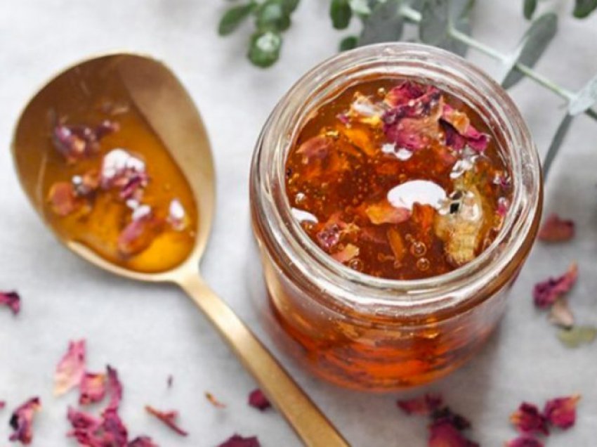Si të përgatisni mjaltë me petale trëndafili/ Plot vlera dhe shije
