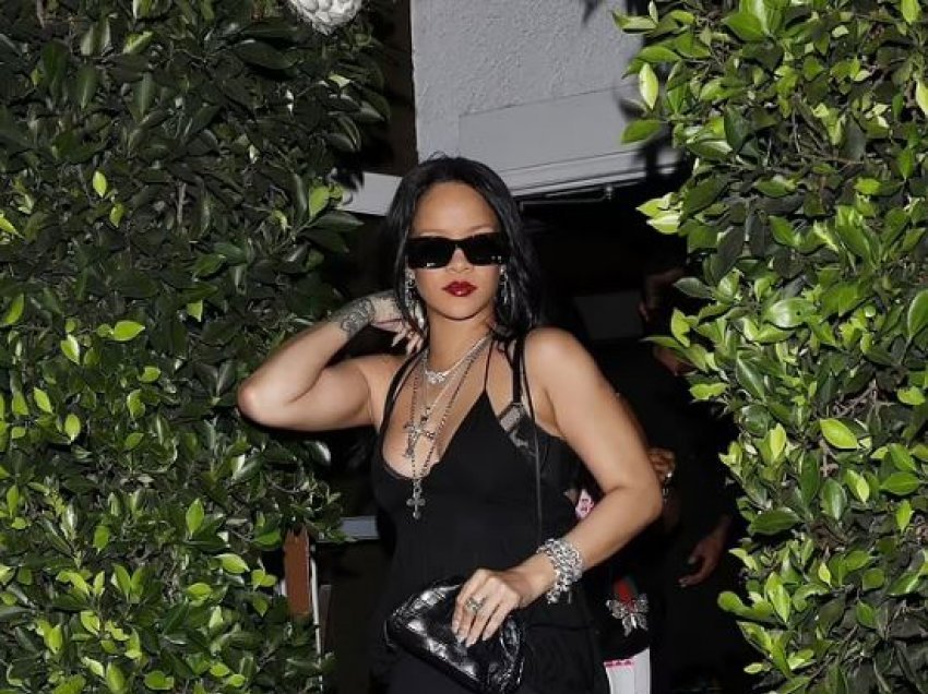 Rihanna del tërësisht në të zezë