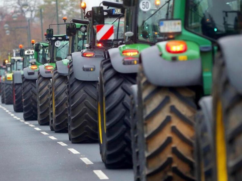 Fermerë nga gjithë vendi nisen me 200 traktorë drejt Ministrisë së Bujqësisë