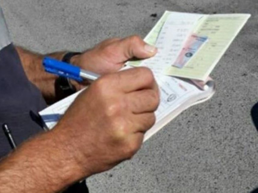 Policia e Elbasanit të “këput” në gjoba nëse pasagjerët nuk kanë mbiemrin tënd