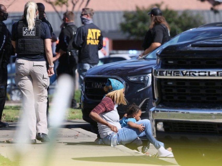1 i vdekur dhe 12 të plagosur pas të shtënave me armë në një dyqan ushqimesh në ShBA