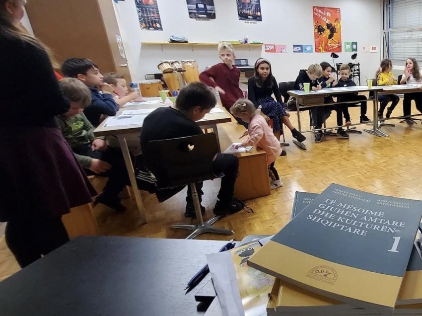 Ambasada shqiptare në Bernë shpërndan tekste mësimore falas për nxënësit në Zvicër