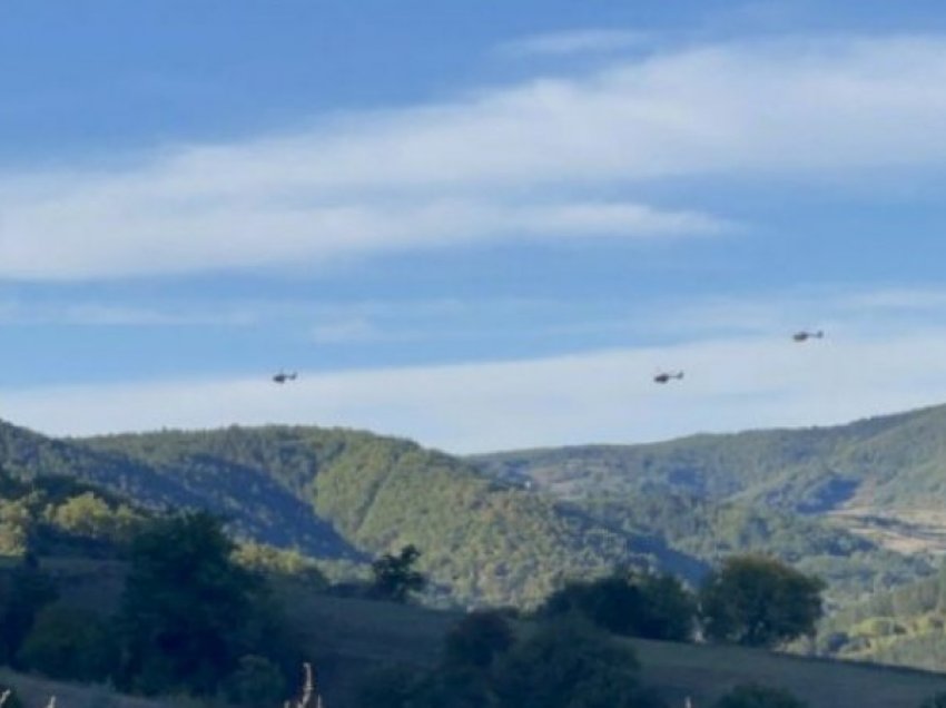 Aeroplanët ushtarakë serbë fluturojnë mbi qiell në Jarinjë, banorët serbë duartrokasin