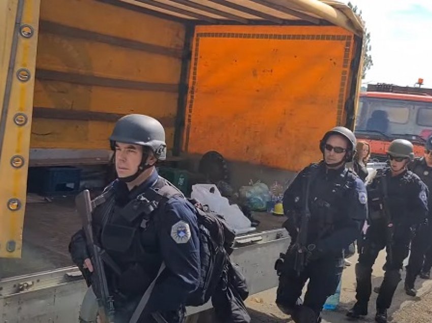 Pamje/ Gjatë ndërrimit në Jarinje, Policia provokohet me këngë nacionaliste serbe 
