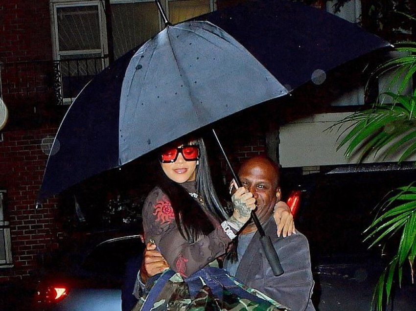 Rihanna mbahet me kujdes nga truproja nën çadër që të mos laget nga shiu