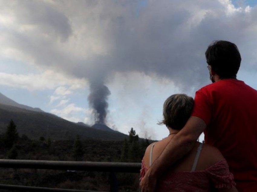 Shpërthimet e forta vullkanike mbyllin aeroportin në ishullin spanjoll, La Palma