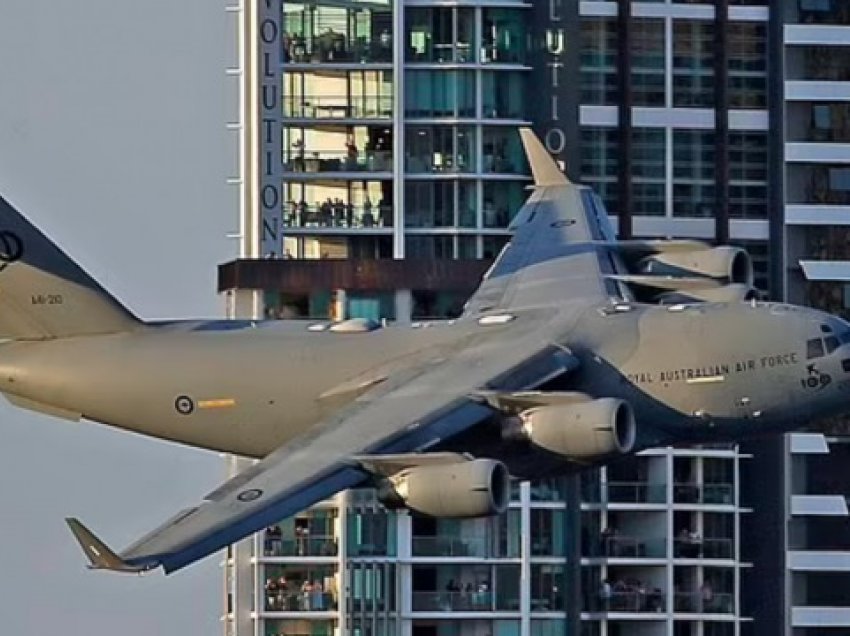 E pazakontë! Aeroplani ushtarak futet mes ndërtesave nëpër qytet