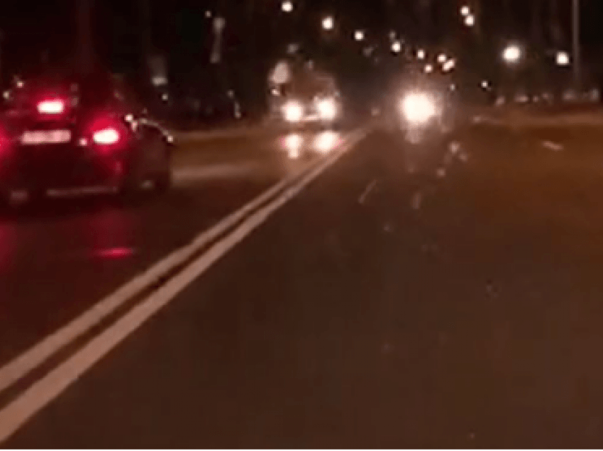 Shoferi i “Audisë” vozit në shiritin e kundër, rrezikon veturat në Ferizaj 