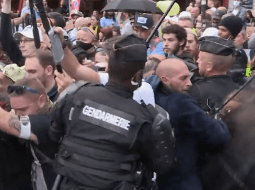 Italia, në këmbë kundër vaksinës/ Në Francë protestuesit përplasen me policinë