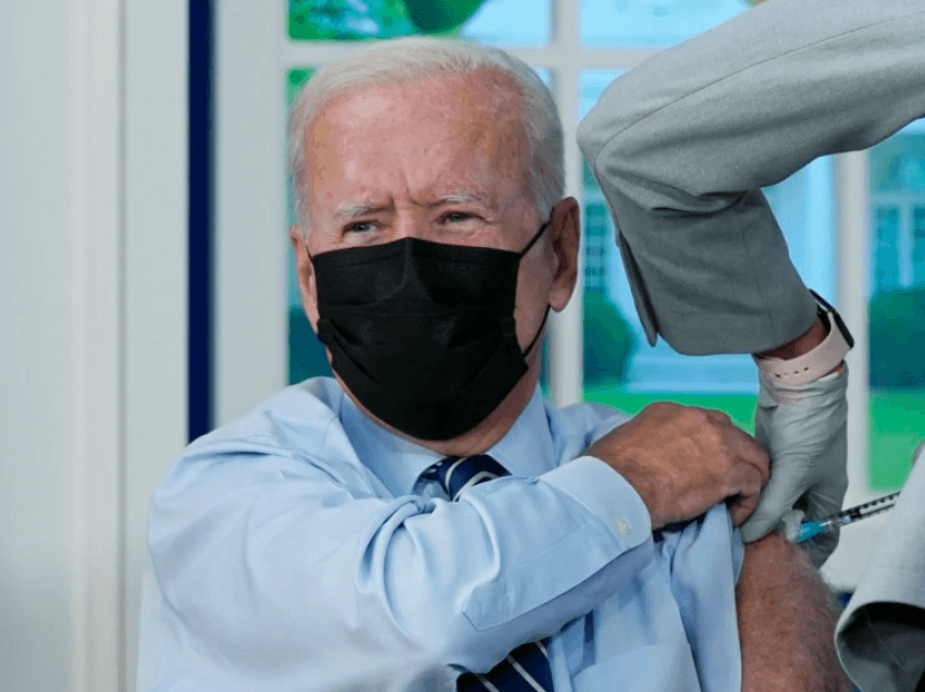 Biden merr dozën përforcuese të vaksinës kundër COVID-19