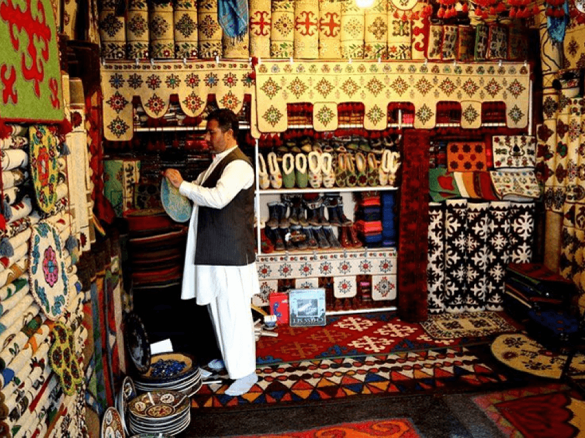 Tregtarët e qilimave e antikave në Kabul në hall pas largimit të të huajve 