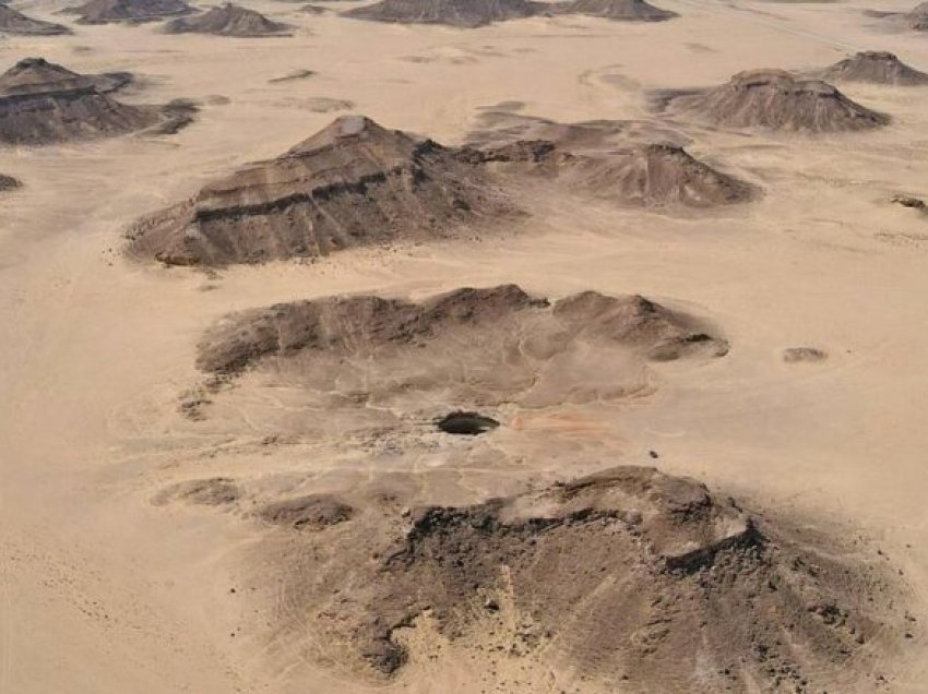 Çfarë fshihet në “bunarin e ferrit”? Hulumtuesit futen në kraterin misterioz në Oman