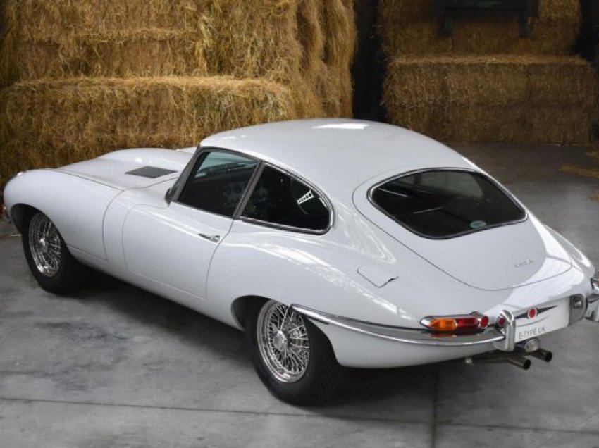 U deshën 3.500 orë për të restauruar dhe modifikuar Jaguar E-Type
