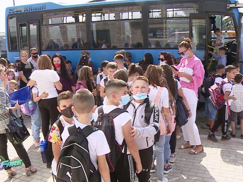 Borizanë-Krujë/ Dy vjet nga prishja e shkollës nga tërmeti, nxënësit enden rrugëve