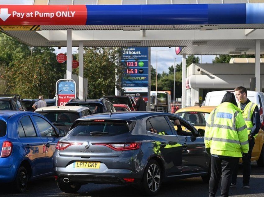 Furnizimi me benzinë, ushtria vihet në gatishmëri për të lehtësuar krizën e karburantit