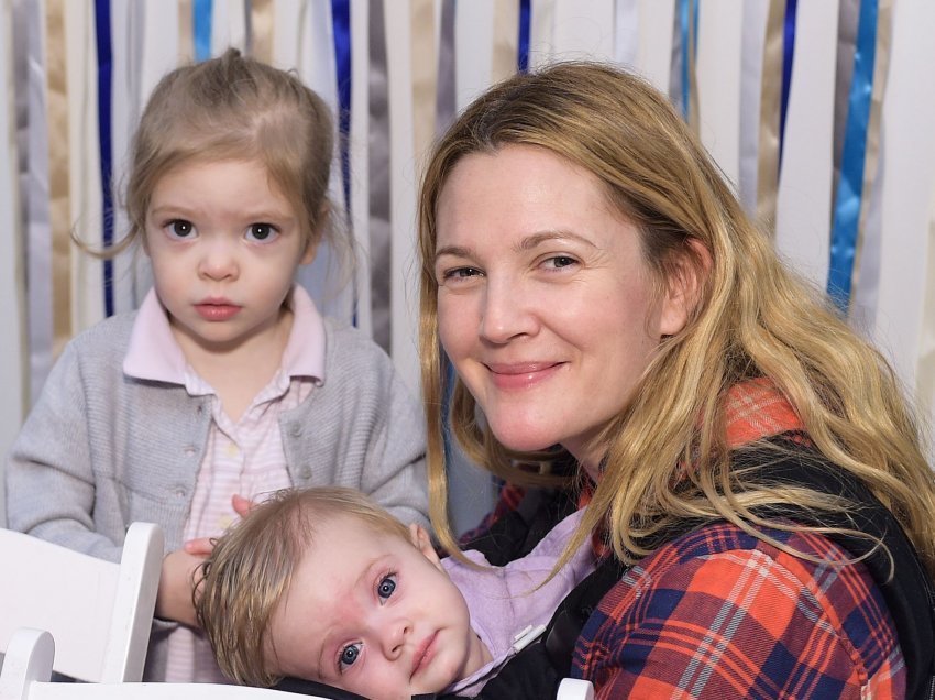 Drew Barrymore kundra postimit të fëmijëve në rrjete sociale