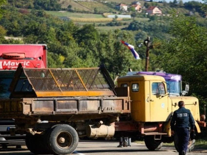 Thyhet automjeti me targa RKS në Mitrovicë, kërcënohen qytetarët