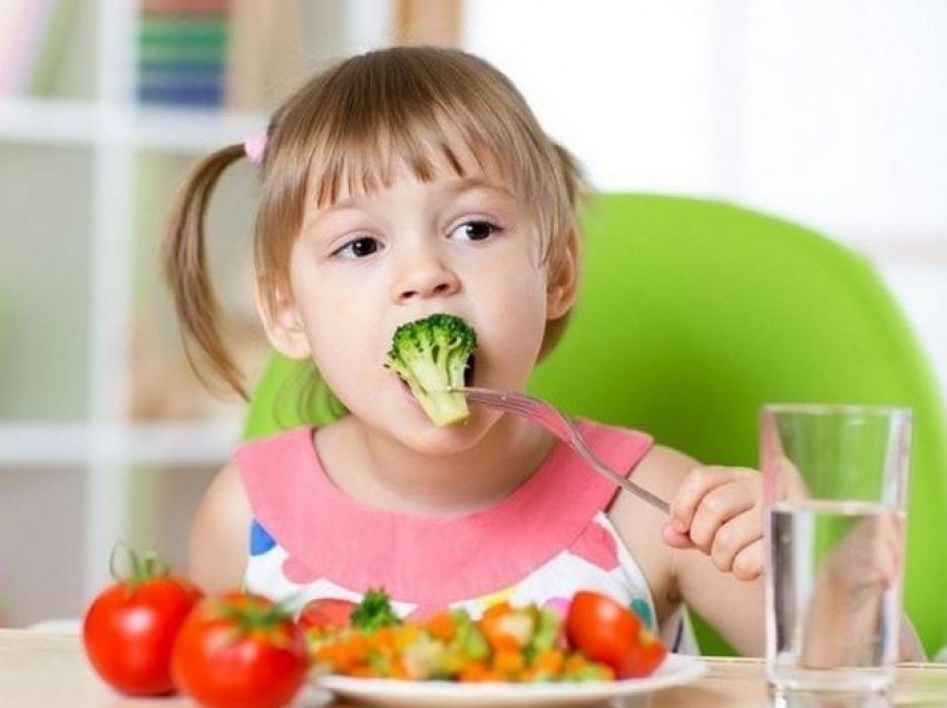 Fëmijët që hanë më shumë fruta dhe perime kanë shëndet më të mirë mendor