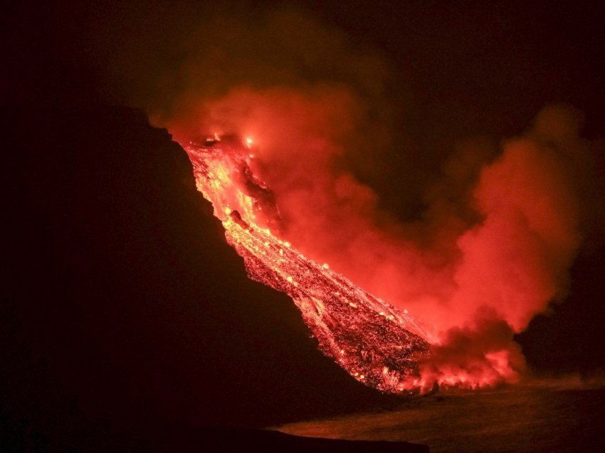 Vullkani La Palma: Frika nga gazi toksik pasi lava arrin në oqean