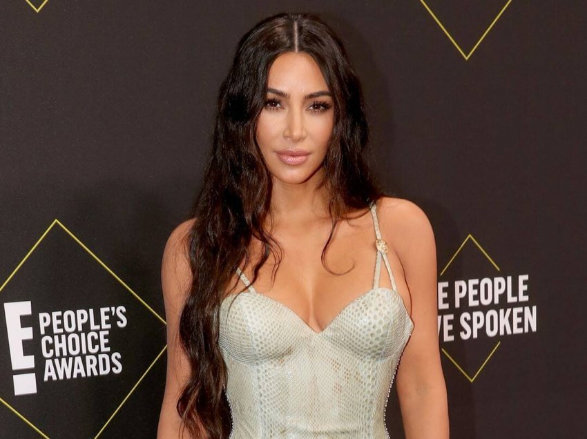 Kim Kardashian hap zemrën, dhuron 3000 dollarë për familjet në nevojë 