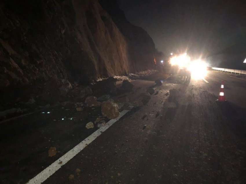 Situatë e rrezikshme! Rrëshqitje gurësh dhe ineretesh te ‘Kthesat e Murrashit’, bllokohet njëra anë e rrugës në aksin Elbasan-Librazhd