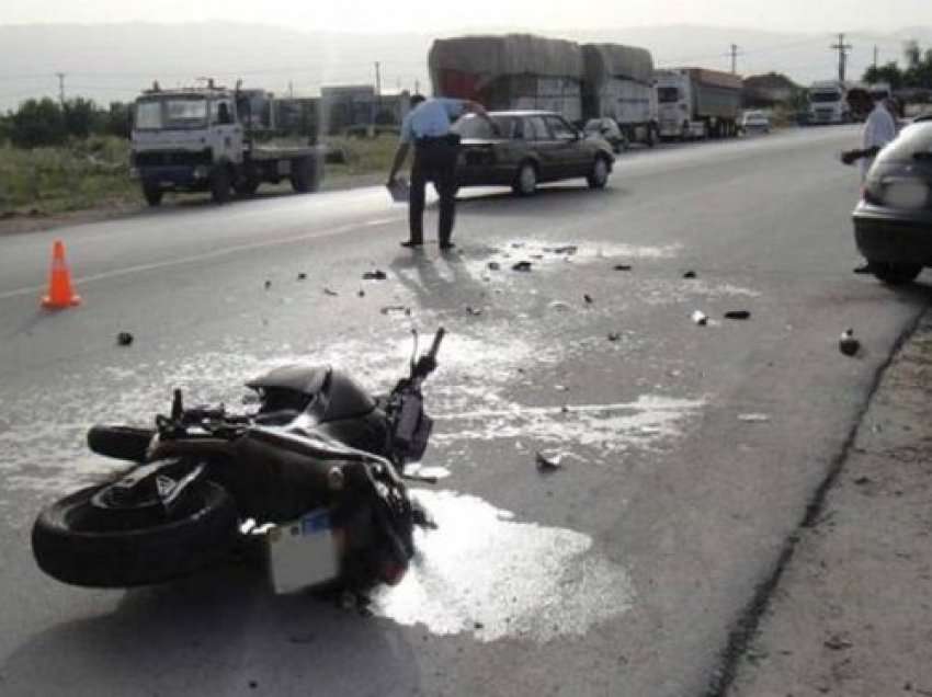 “Toyota” përplas motorin në aksin rrugor Levan-Tepelenë, plagoset 75 vjeçari