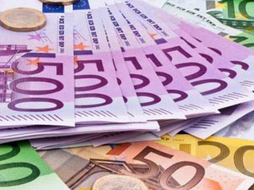 Policia ia gjen llapjanit dy monedha nga 500 euro të falsifikuara