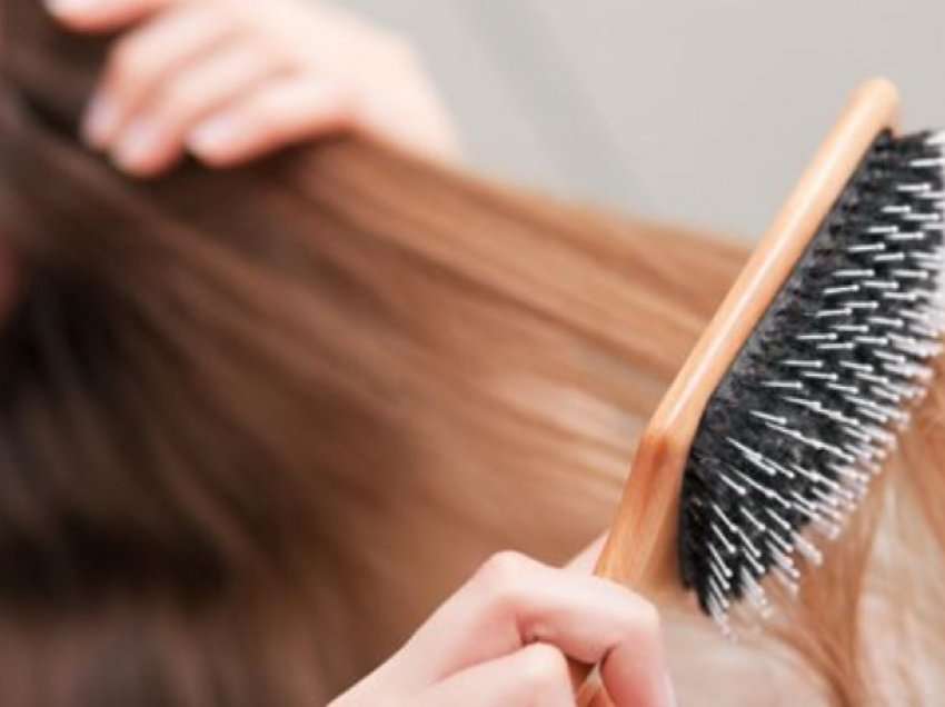 Efekti i lëngut të qepës kundër rënies së flokëve