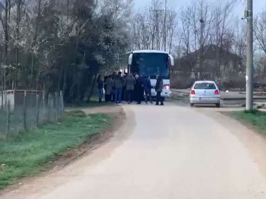 Një autobus me qytetarë nga Gorazhdeci niset drejt Serbisë për të votuar