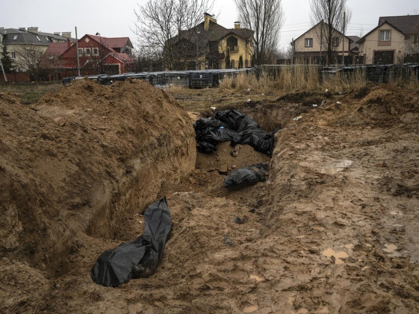 Pamje të rënda/ Rusia akuzohet për mizori në periferi të Kievit