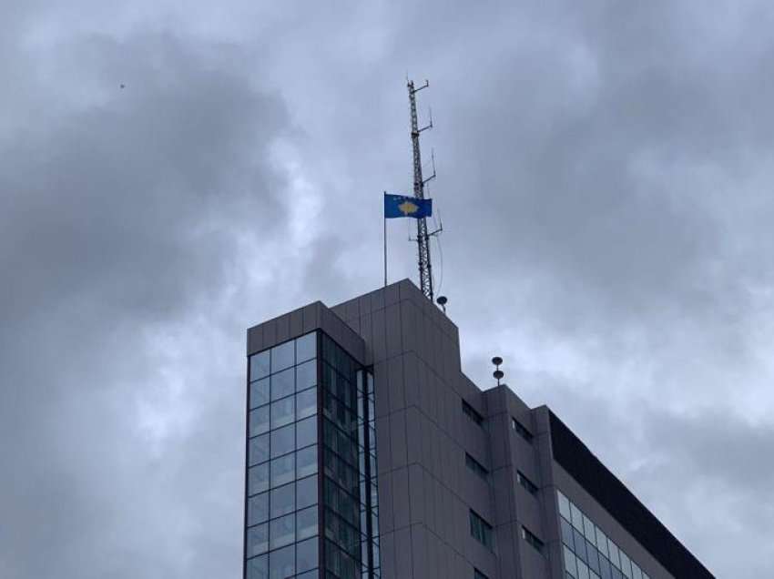 Vendoset flamuri i ri mbi ndërtesën e qeverisë
