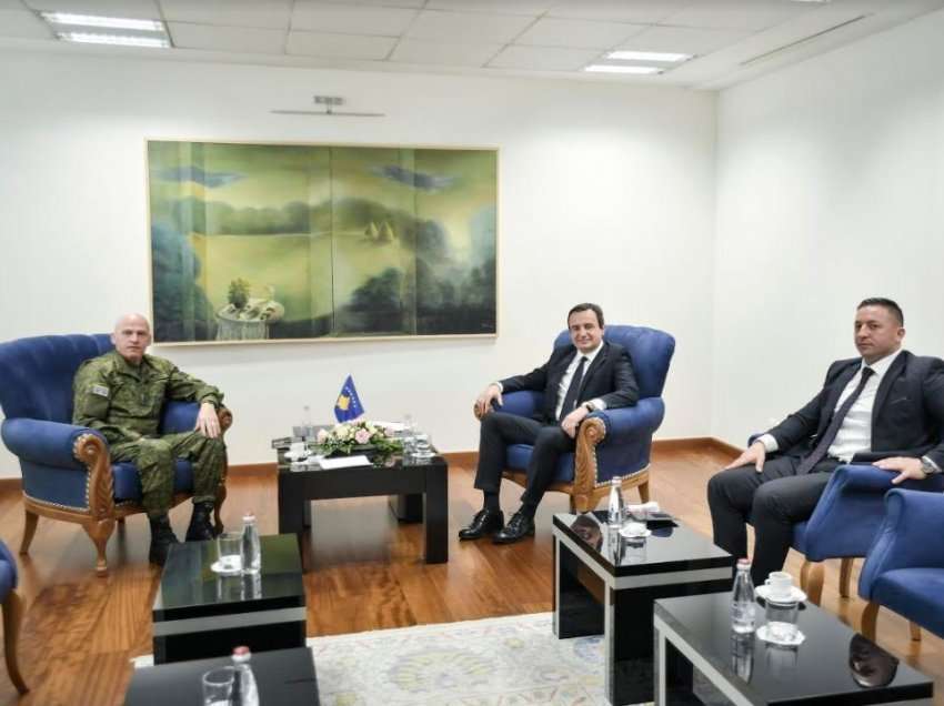 Kryeministri Kurti priti në takim Komandantin e Forcës së Sigurisë së Kosovës, gjeneralmajor Bashkim Jashari