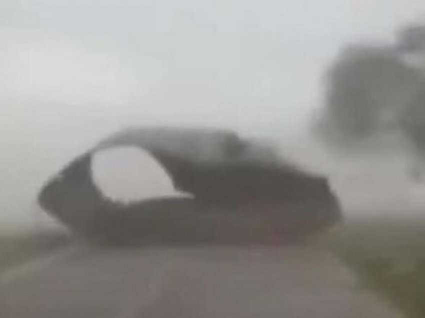Çifti amerikan ngec me veturë në mes të tornados në Karolinën e Jugut