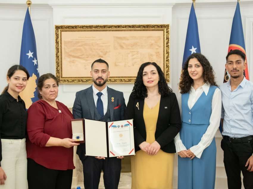 Në Ditën Ndërkombëtare të Romëve, Presidentja Osmani dekoron me Medaljen Presidenciale të Meritave, dramaturgun Nexhip Menekshe