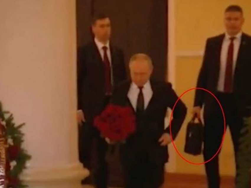Moment i frikshëm, Putini  me “çantën sekrete bërthamore të Rusisë” shfaqet në funeralin e aleatit të tij