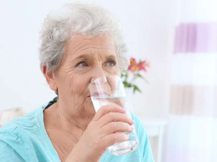 Pirja e mjaftueshme e ujit është çelësi për një plakje të shëndetshme