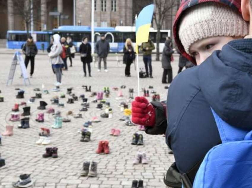 Në nderim të fëmijëve të vrarë, vendosen dhjetëra këpucë në Helsinki