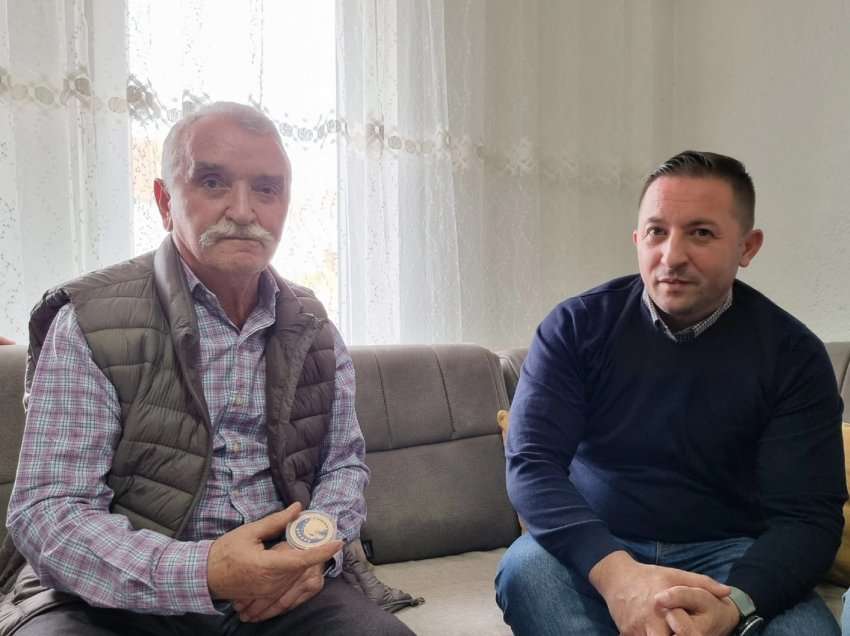 Ministri Mehaj viziton familjen e dëshmorit, Musli Imeri nga Kamenica
