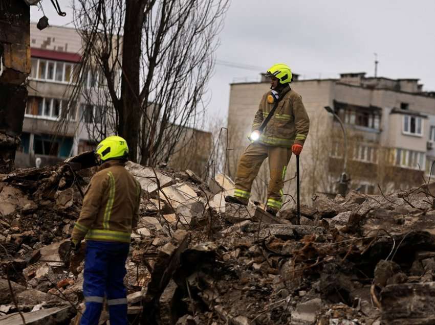 Ekipet e shpëtimit kërkojnë trupa në rajonin e Kievit 
