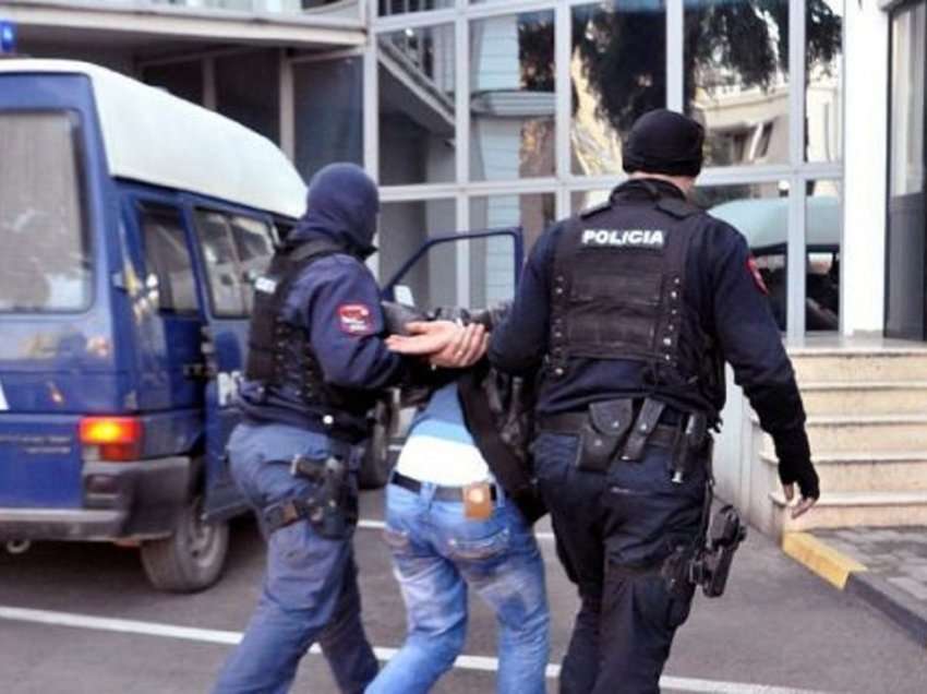 Arrestohet 21-vjeçari në Gjirokastër, transportonte emigrantë të paligjshëm