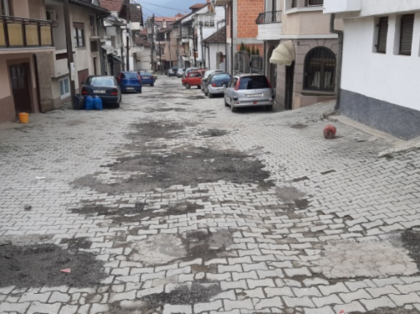 Shumë rrugë në Tetovë ende në baltë
