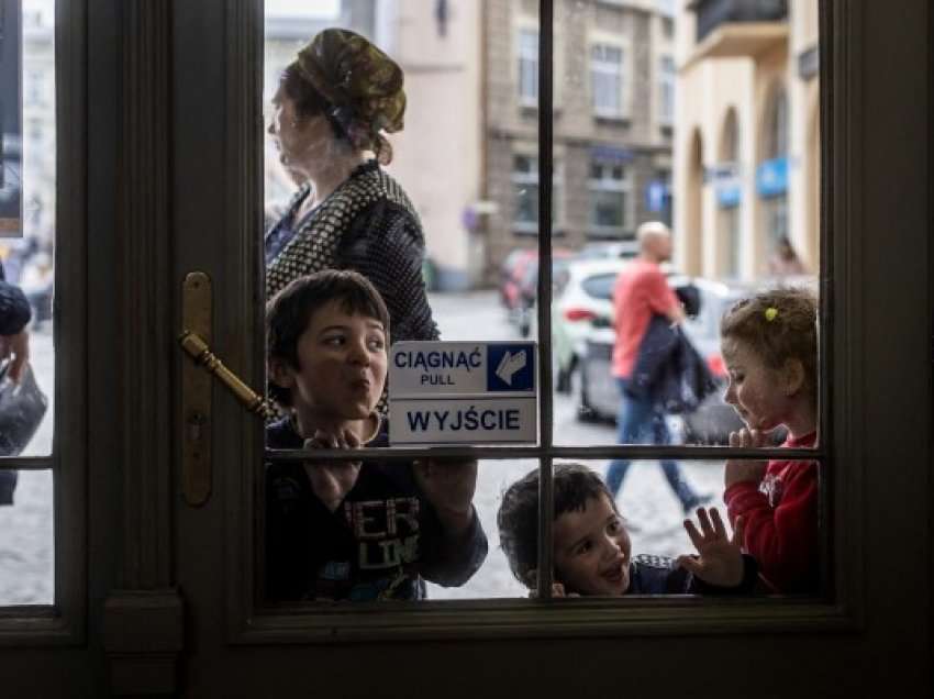 Gati dy të tretat e fëmijëve ukrainas janë zhvendosur, thotë UNICEF-i