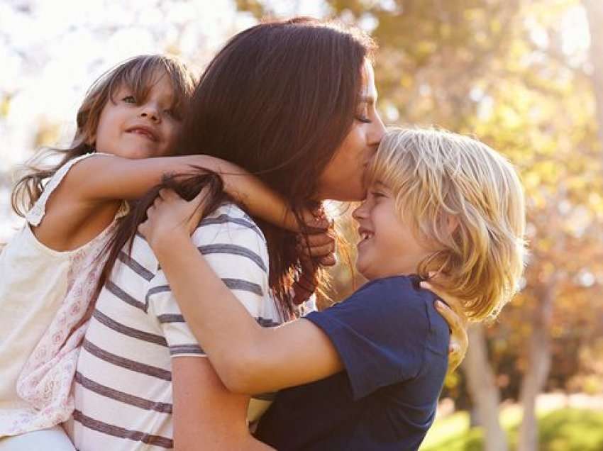 6 fjalitë që duhet t’ia thoni përditë fëmijës suaj nëse doni të rritet mendërisht i shëndetshëm