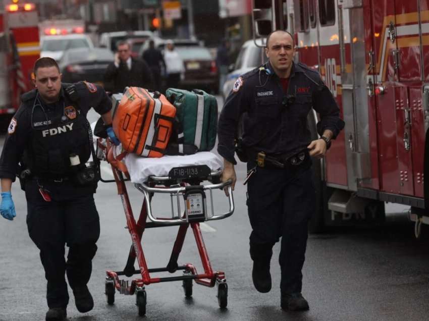 Disa të plagosur në një stacion metroje në Nju Jork